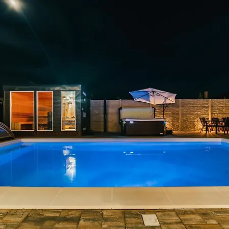 Topart ***** Apartment Algyo
